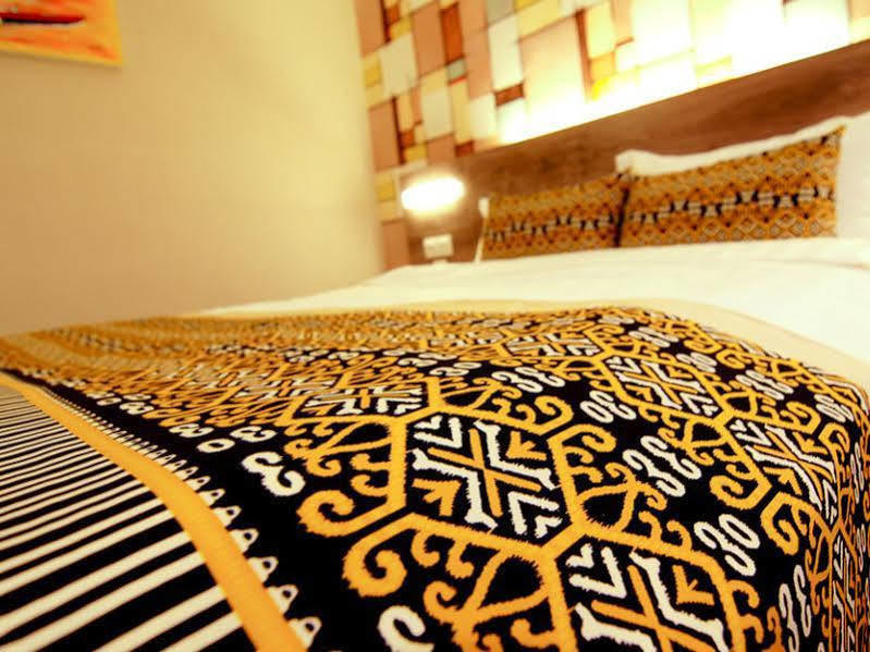 Ajang Hotel Miri Exterior foto