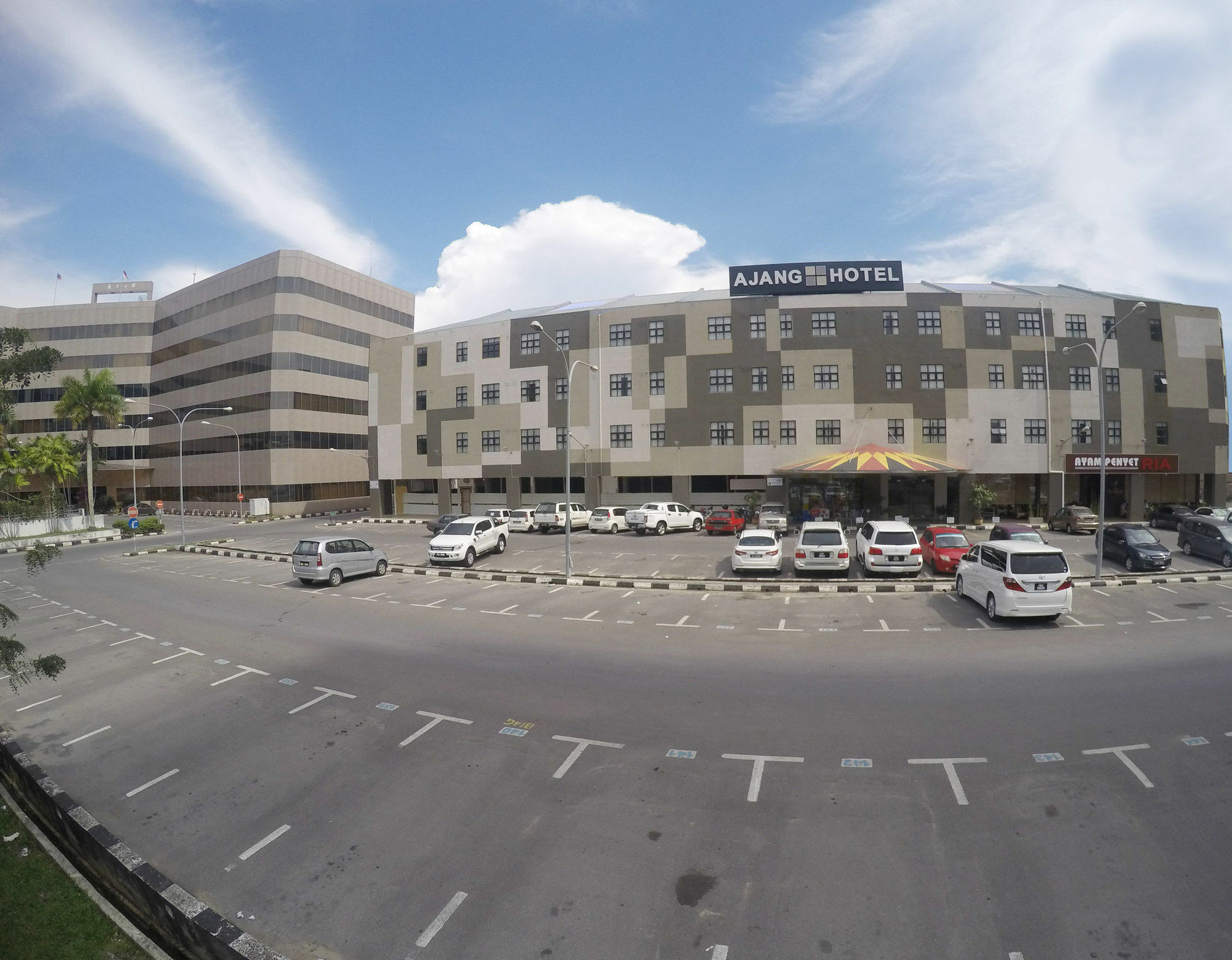 Ajang Hotel Miri Exterior foto